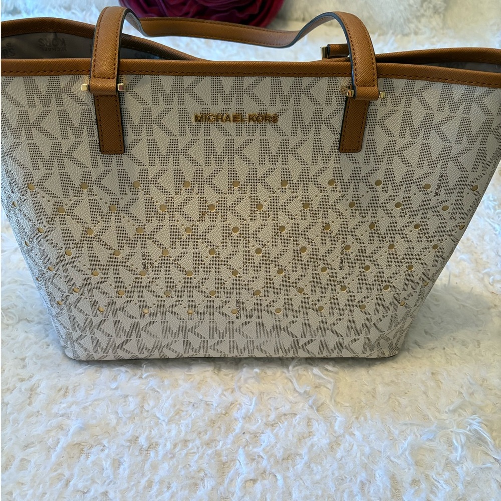 Michael Kors Vanilla Acorn classic with gold 
Limited large tote